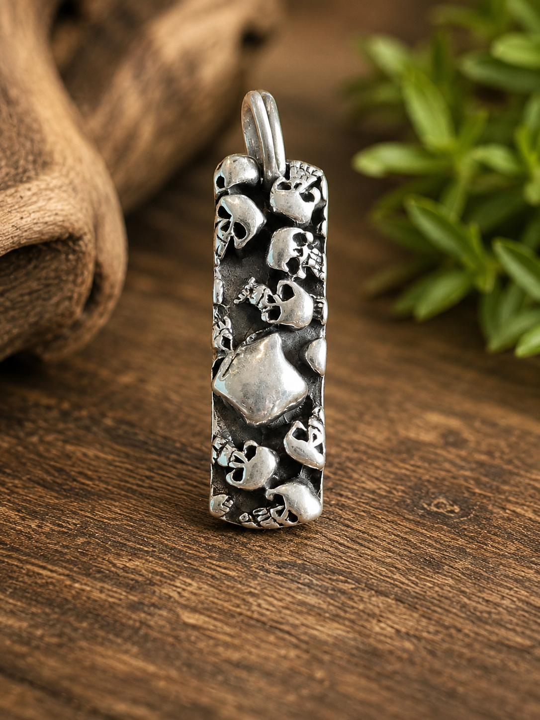 Pendentif « Cartouche aux crânes » en argent