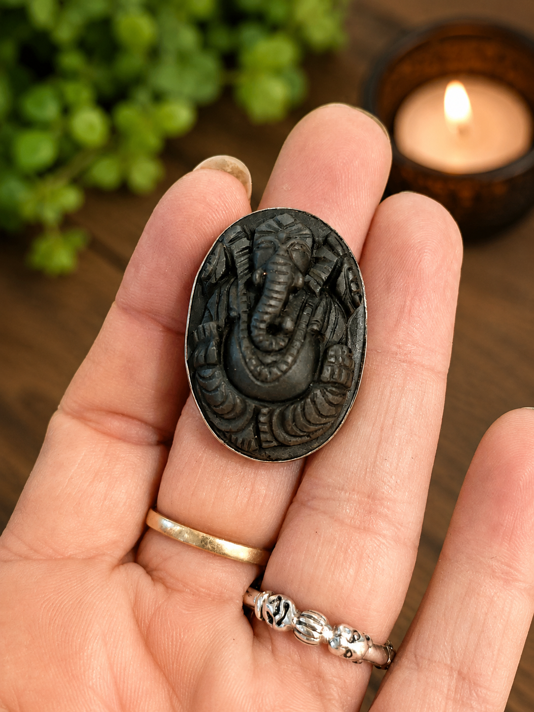 Bague Ganesh en pierre de lune noire matte et argent