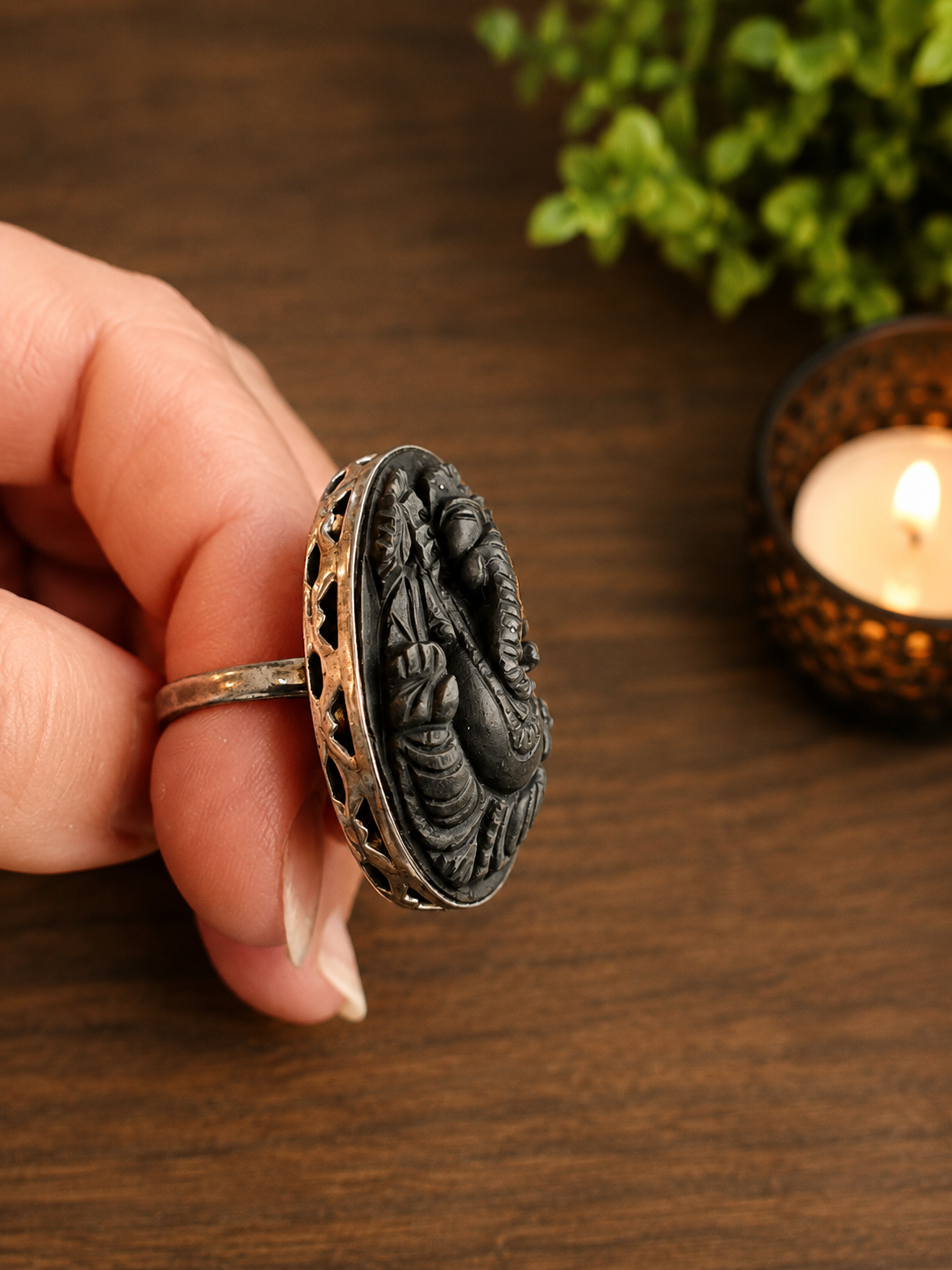 Bague Ganesh en pierre de lune noire matte et argent