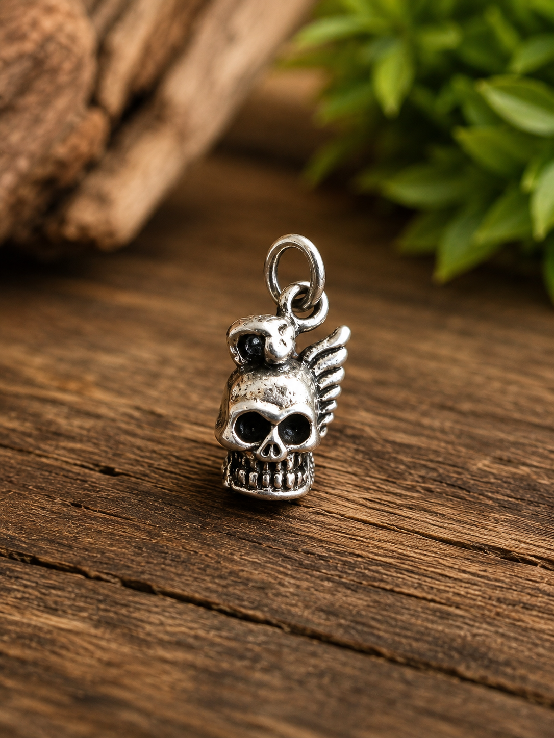 Pendentif crâne ailé et serpent en argent