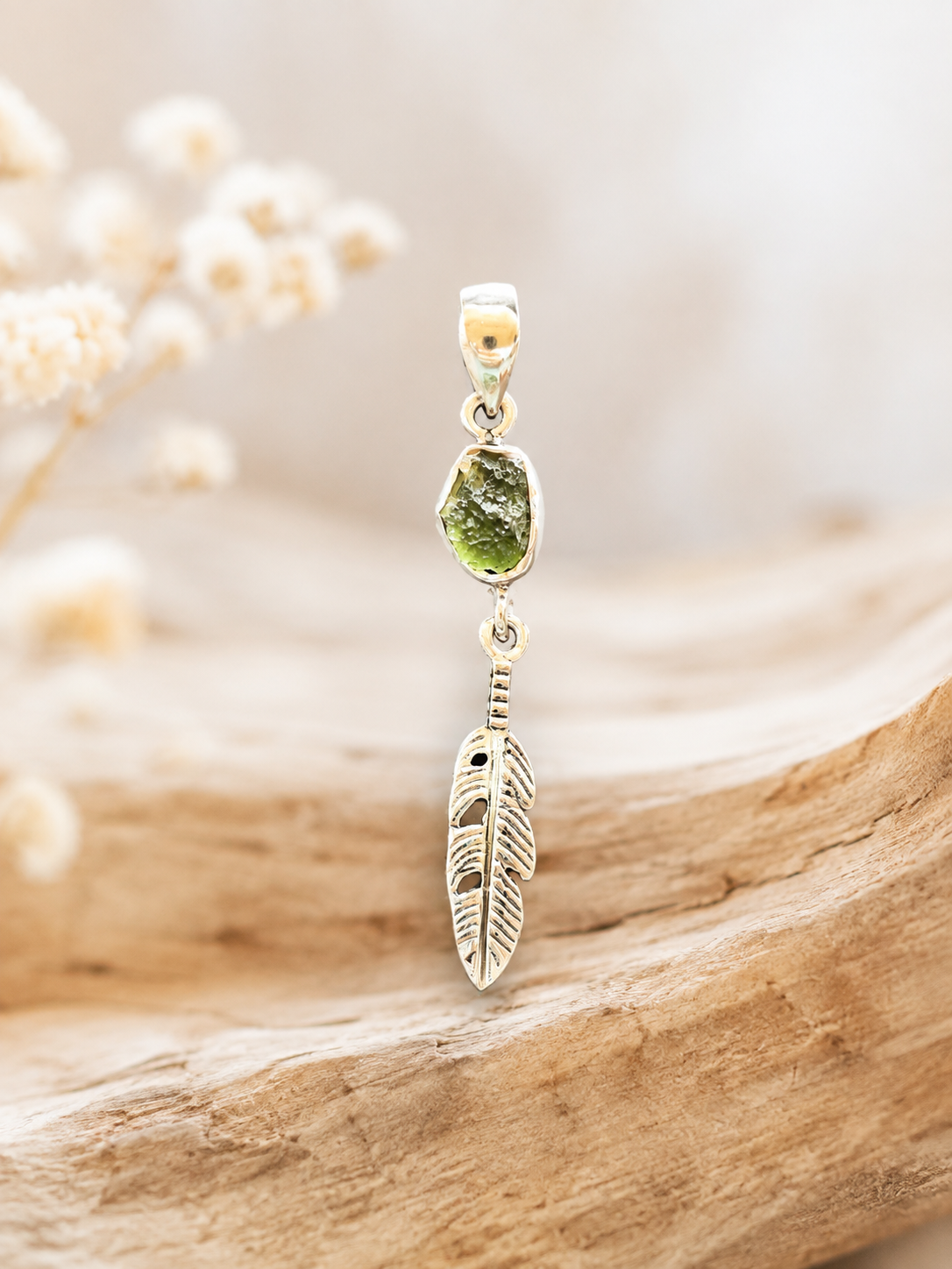 Pendentif Moldavite & Plume – amérindien