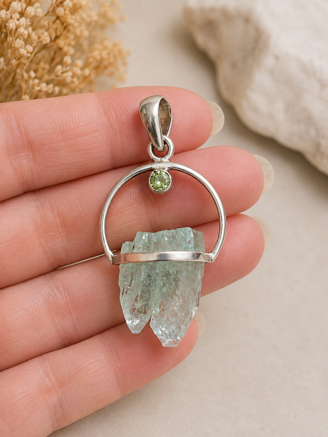 Pendentif en apophyllite, argent et péridot