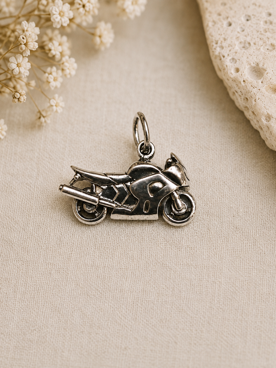 Pendentif moto sportive en argent