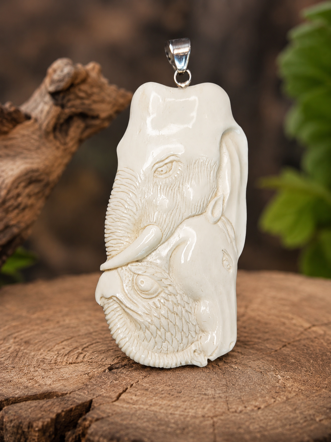 Pendentif chamanique en os sculpté – Éléphant, cheval et aigle
