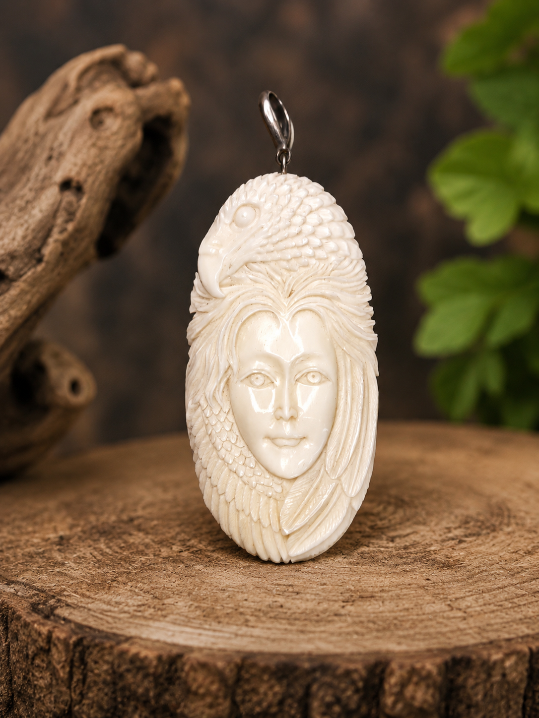 Pendentif chamanique en os sculpté – Femme & Aigle