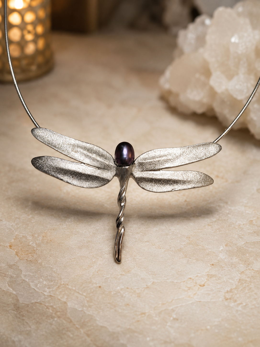 Pendentif Libellule en argent et perle – Création Alain Detrixhe – Pièce unique