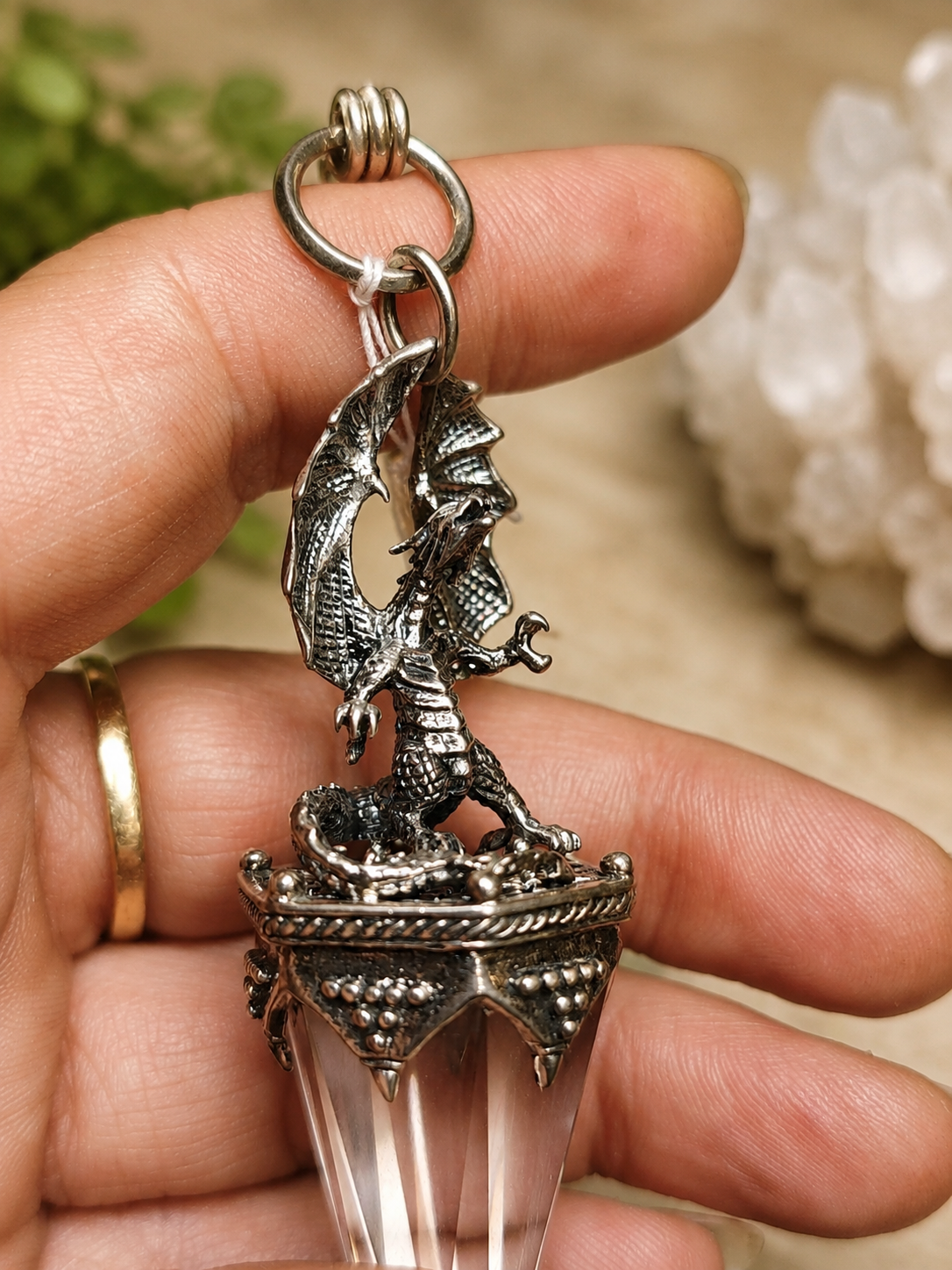 Pendule d’exception Dragon en argent et cristal de roche