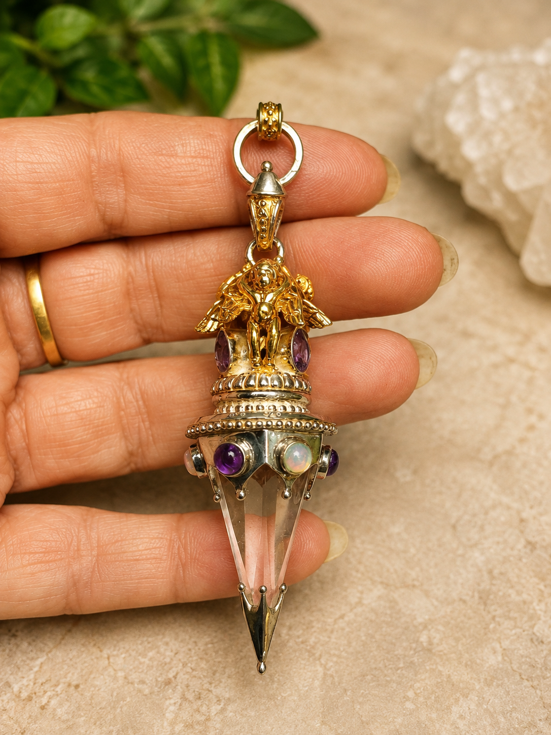 Pendule d’exception – Argent, plaqué or, améthystes et opales