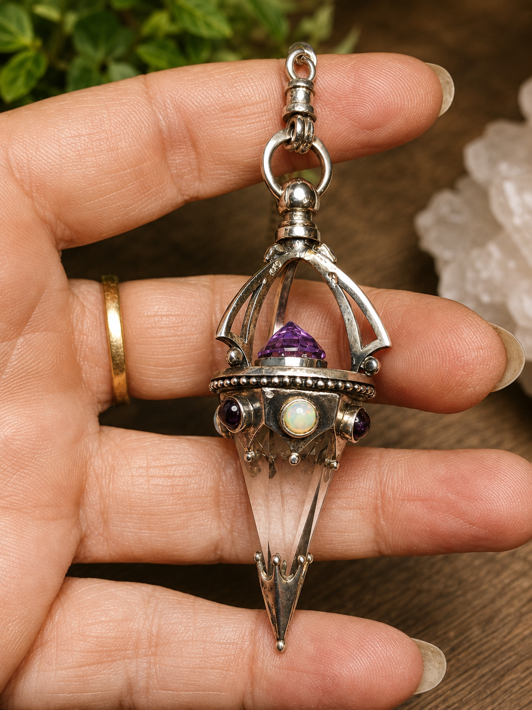 Pendule d’exception – Argent, améthyste, grenats et opales nobles