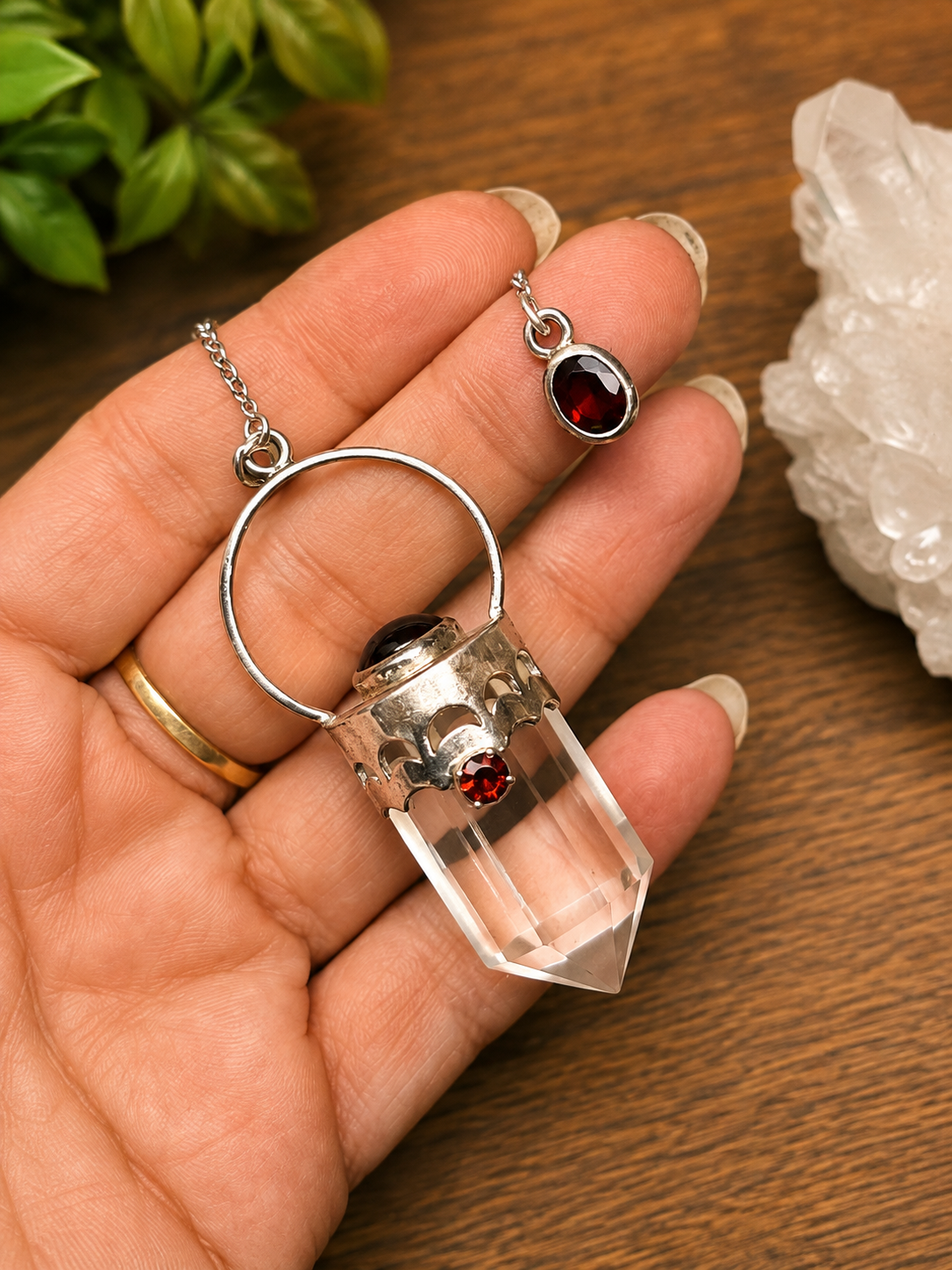 Pendule d’exception – Argent, cristal de roche et grenats