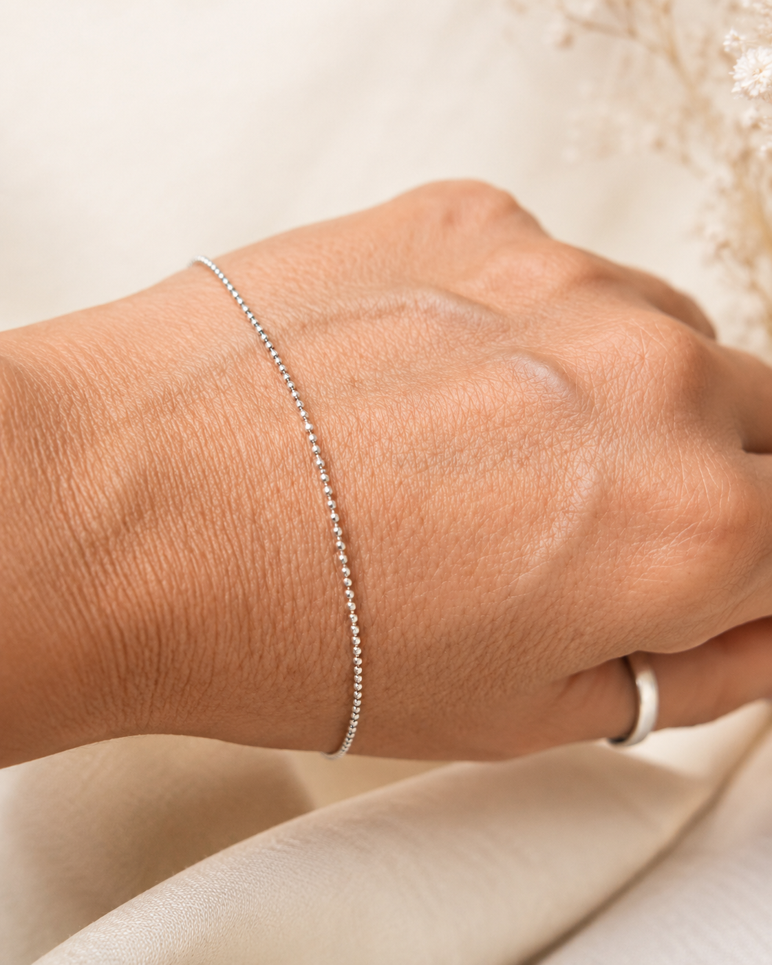 Bracelet fin en argent – petites boules br-2608