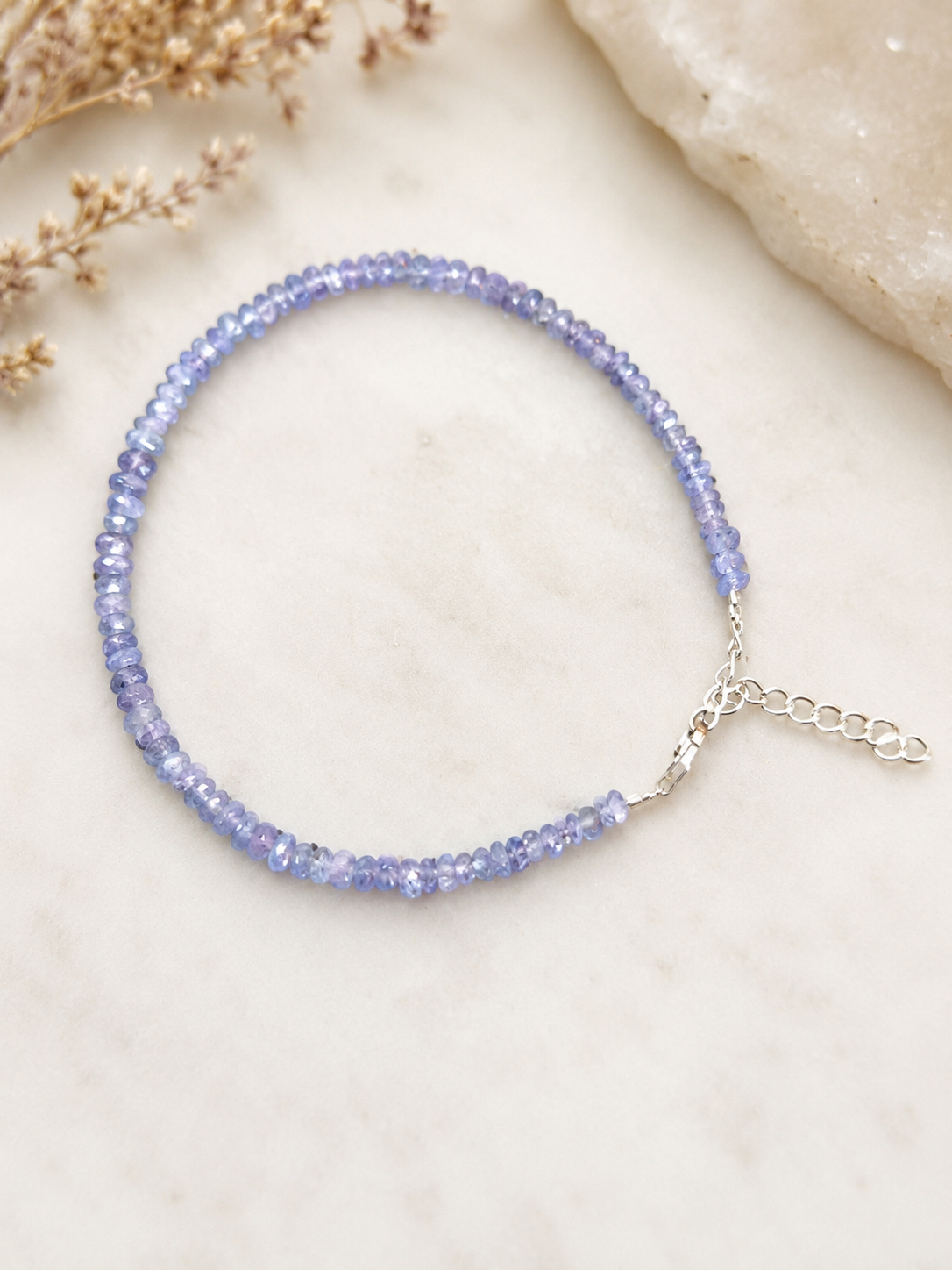 Bracelet en tanzanite – pierres facettées br-2608