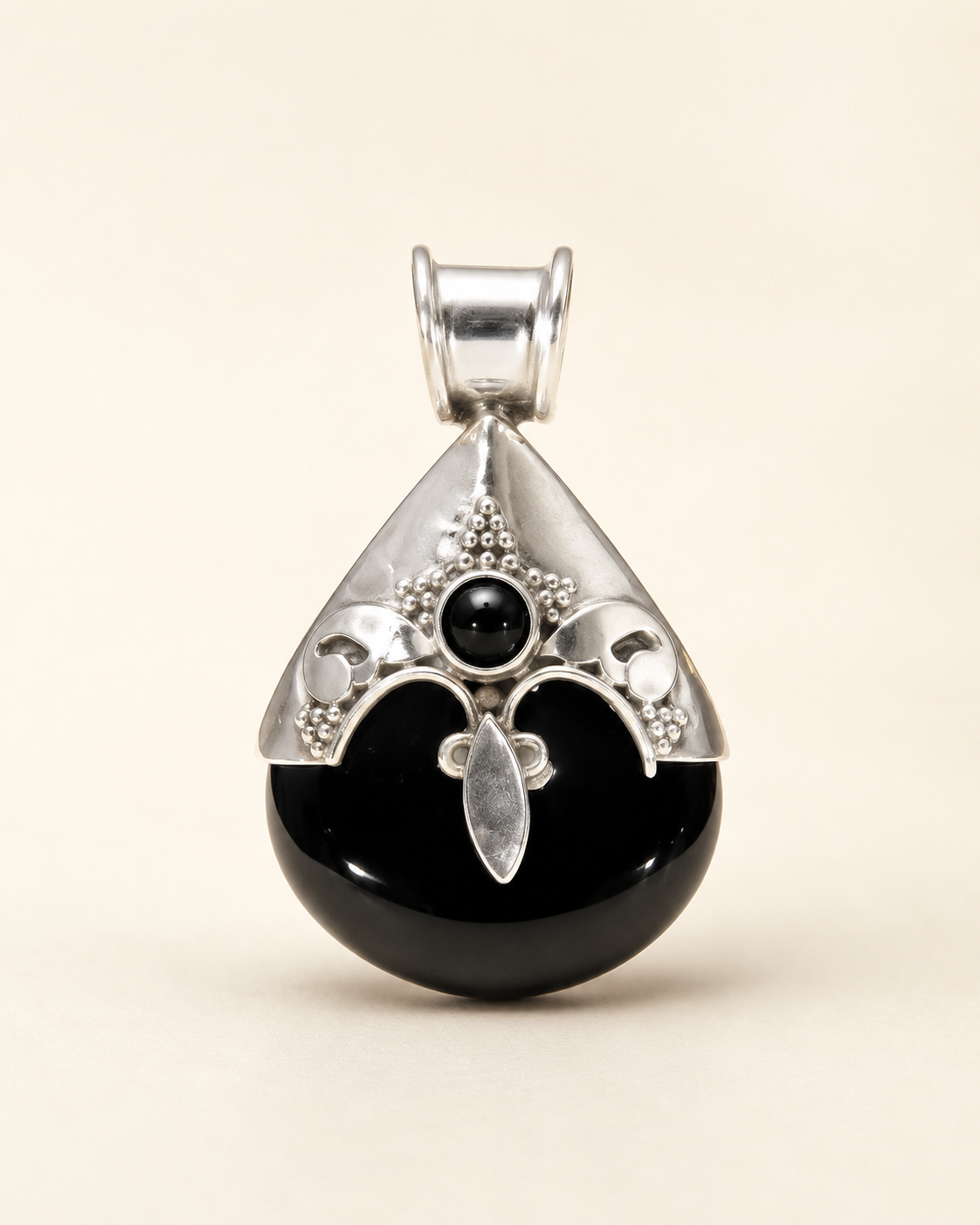 Pendentif travaillé en onyx noir et argent