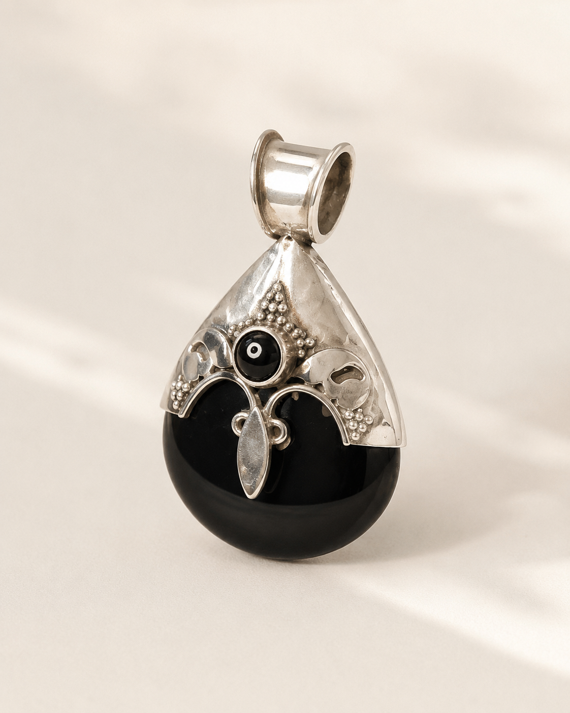 Pendentif travaillé en onyx noir et argent
