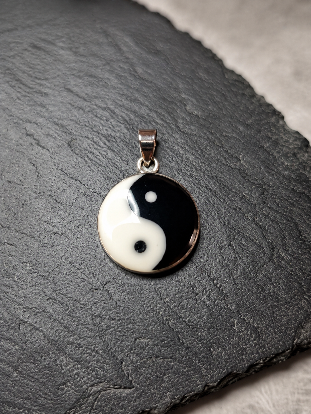 Pendentif Yin Yang en argent noir & blanc – Harmonie et équilibre
