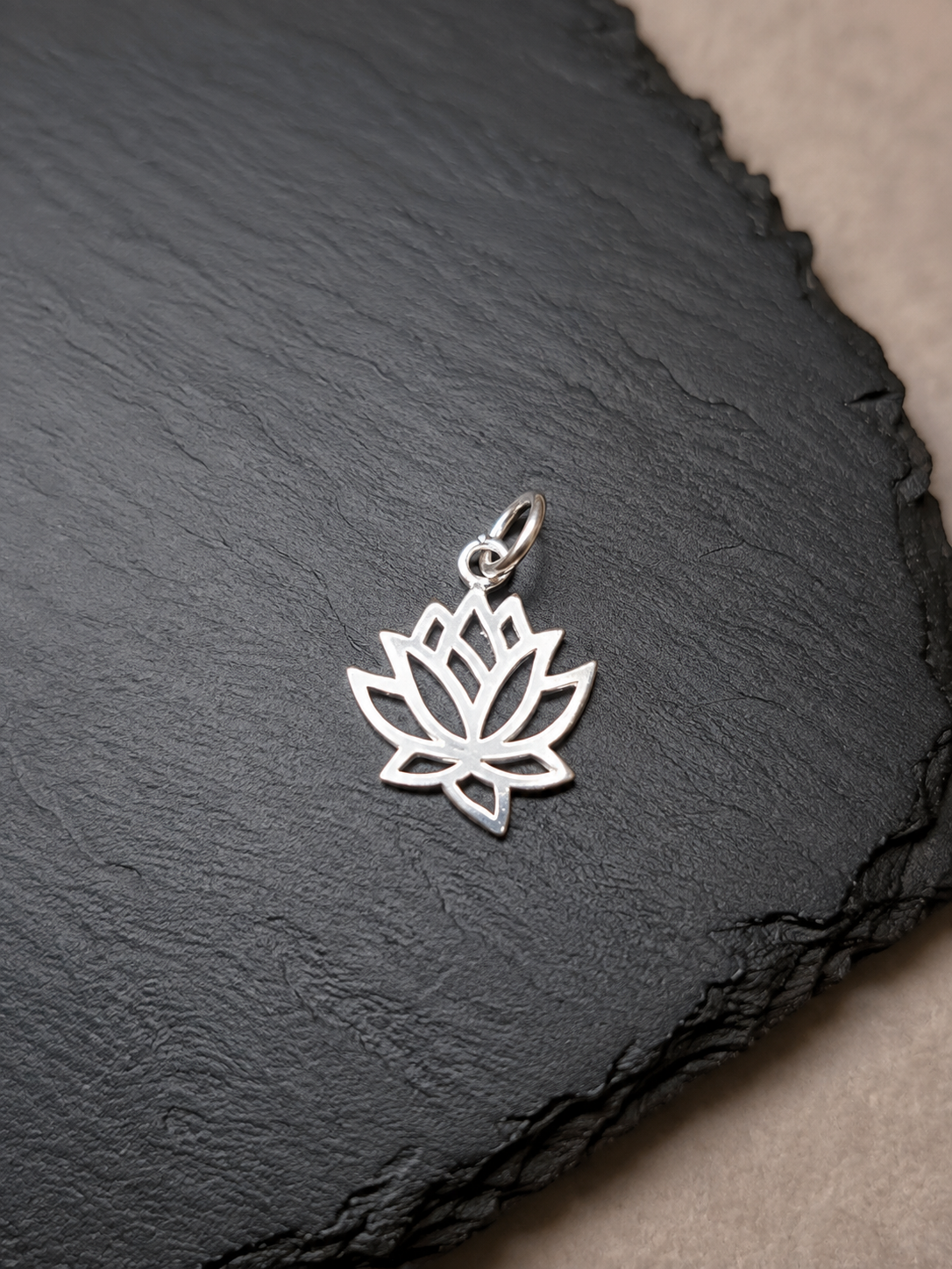 Pendentif Fleur de Lotus en argent – Éveil et renouveau