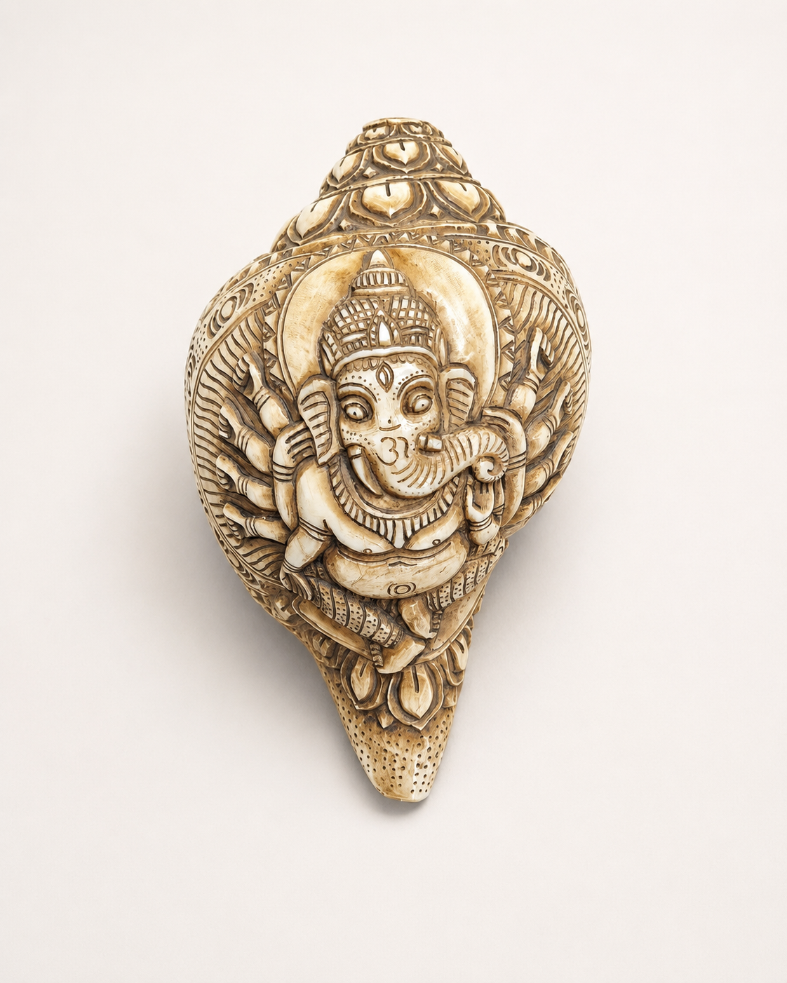 Conque sculptée à la main – Ganesh à dix bras  s018