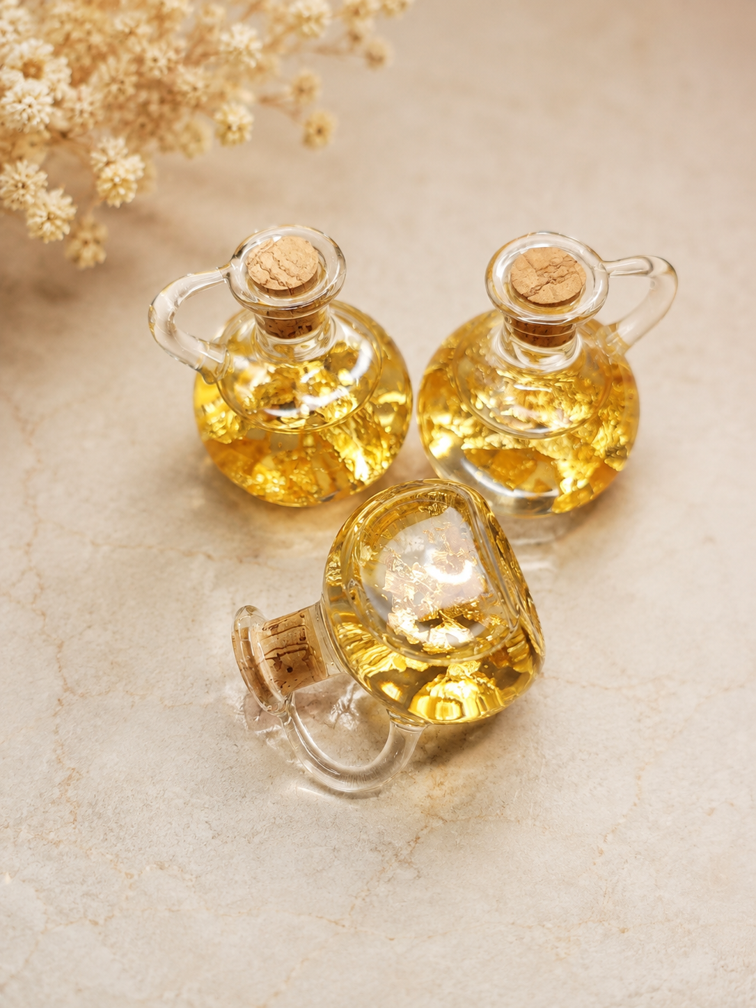 Petite amphore de feuilles d’or 22 carats