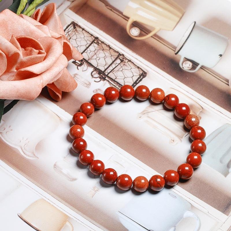 Bracelet en cristal de roche, composé de perles rondes de 8 mm, transparentes à légèrement voilées selon les pierres. Lumineux et intemporel, il se porte facilement seul ou associé à d’autres bracelet