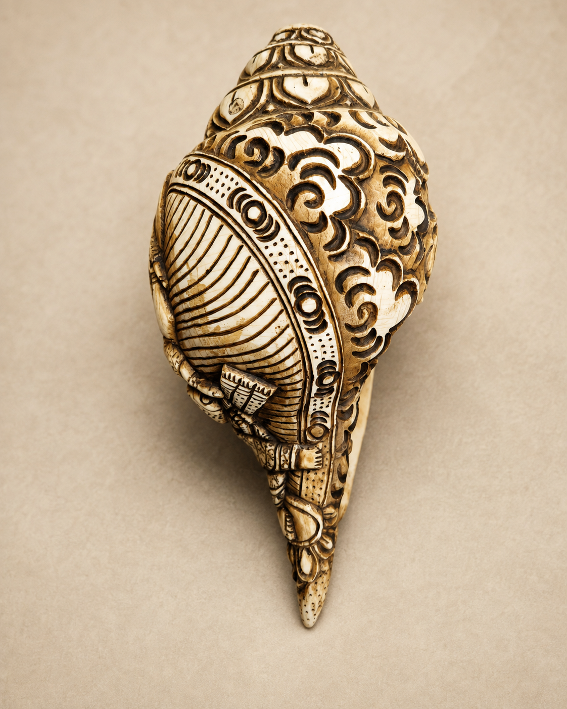 Conque tibétaine sculptée à la main – Ganesh à quatre bras musicien et dansant  s020