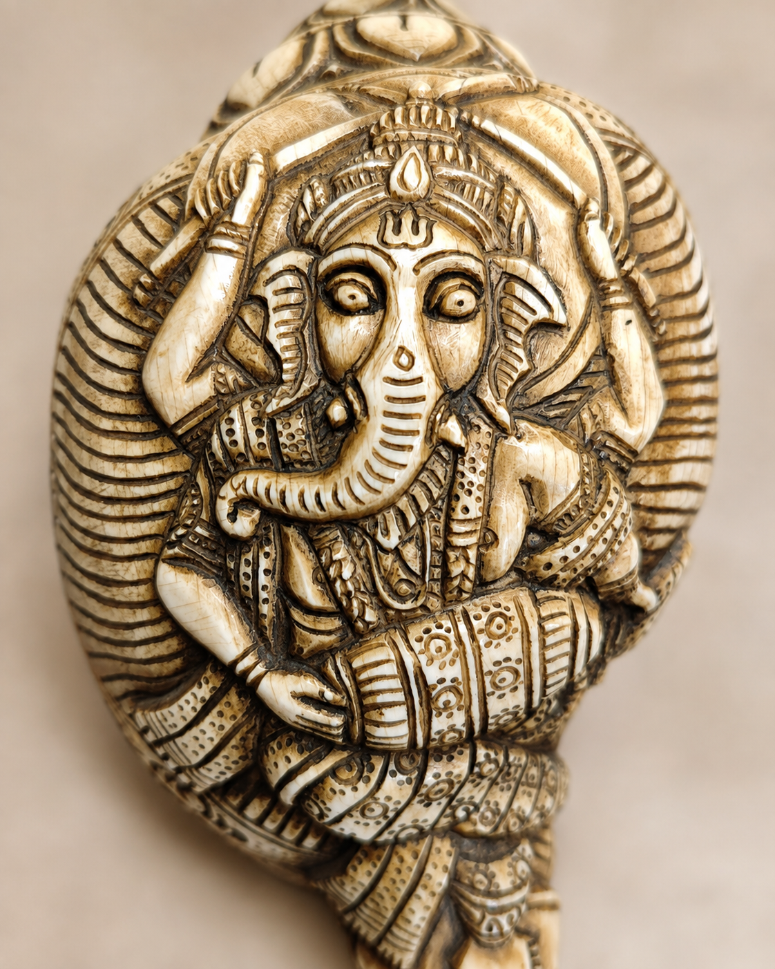 Conque tibétaine sculptée à la main – Ganesh à quatre bras musicien et dansant  s020