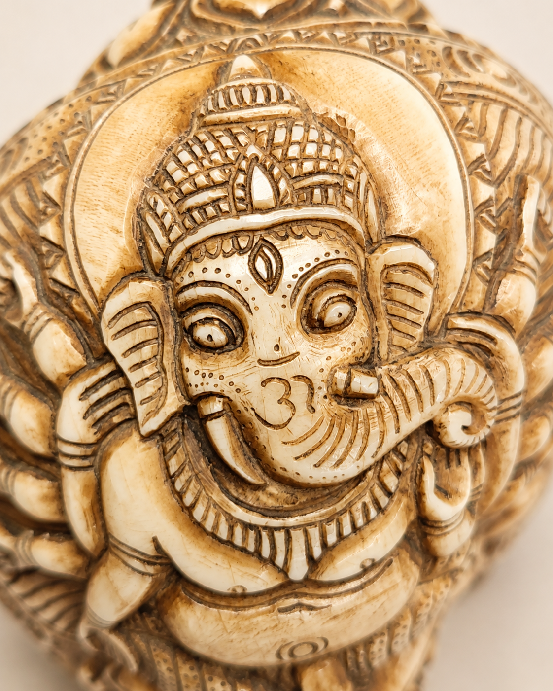 Conque sculptée à la main – Ganesh à dix bras  s018