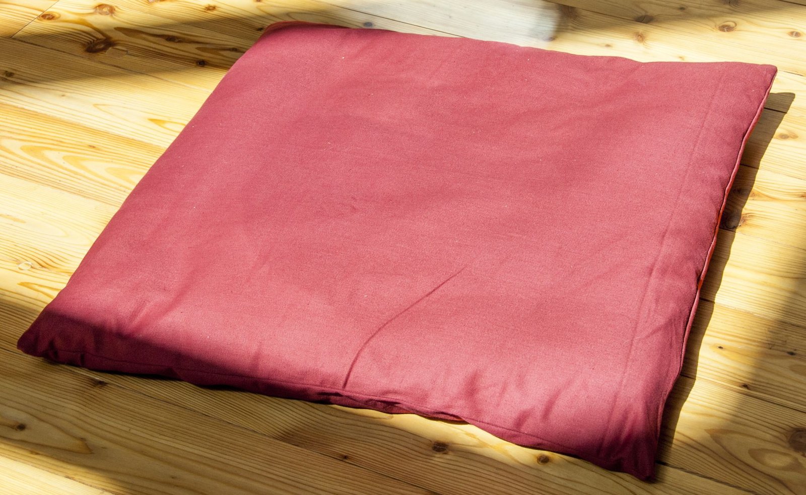 Tapis de méditation rouge vin rempli de coton