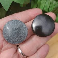 pierres à toucher : shungite et stéatite - équilibre
