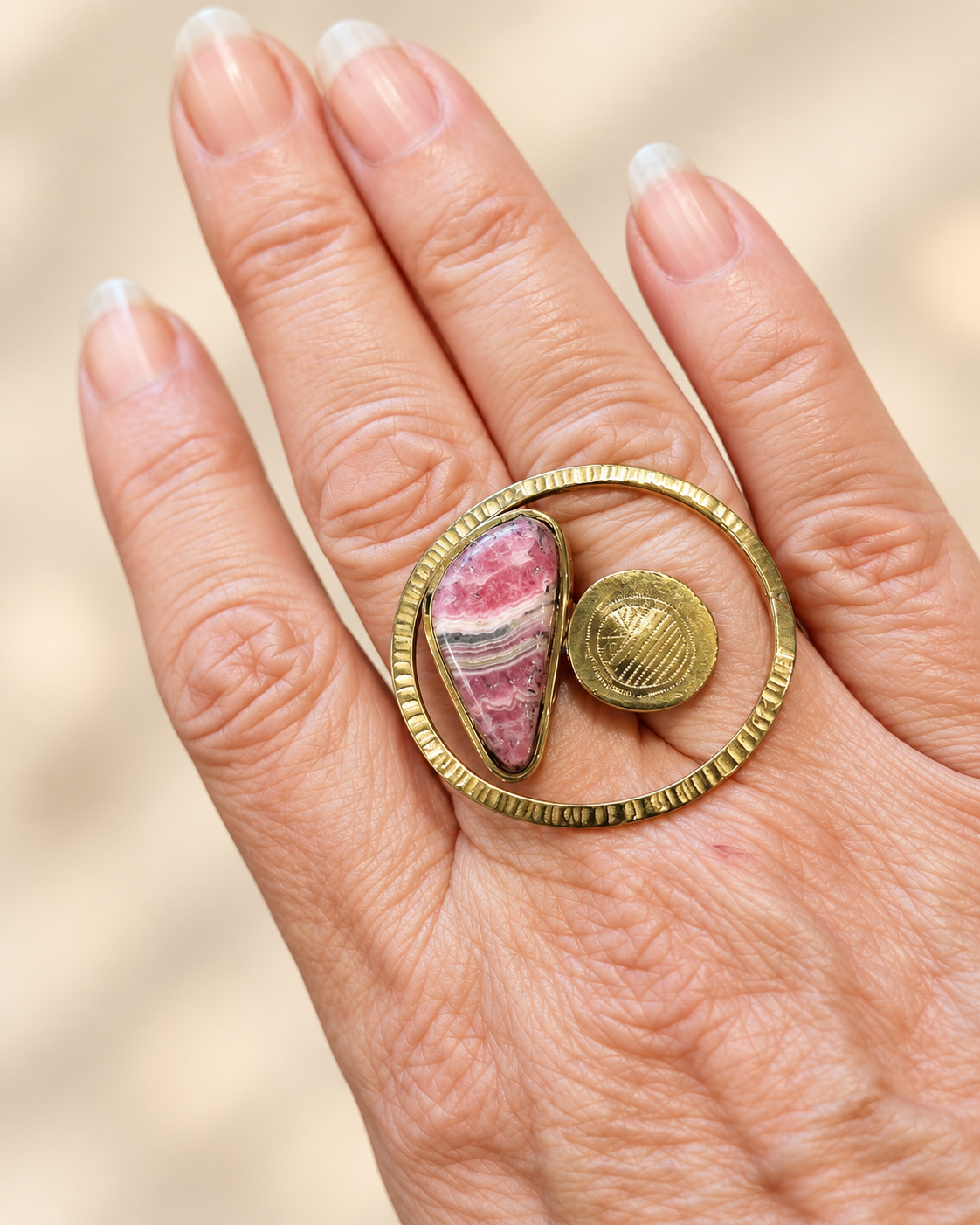 Bague deux doigts en laiton et rhodochrosite – Pièce unique - f05