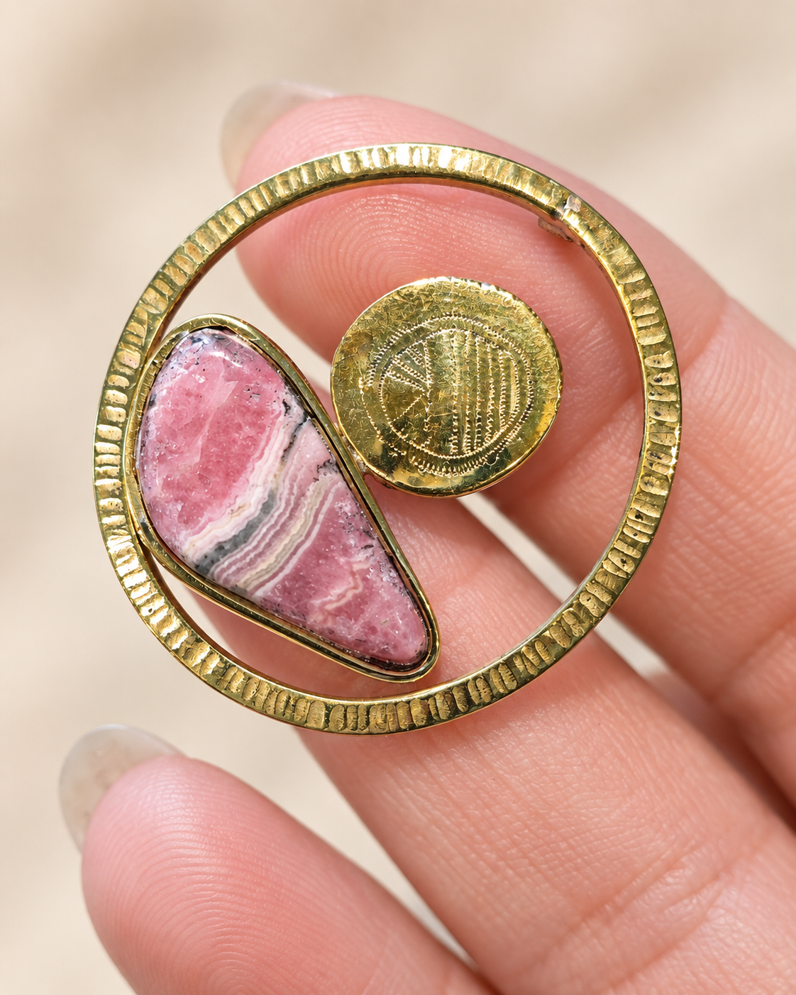 Bague deux doigts en laiton et rhodochrosite – Pièce unique - f05