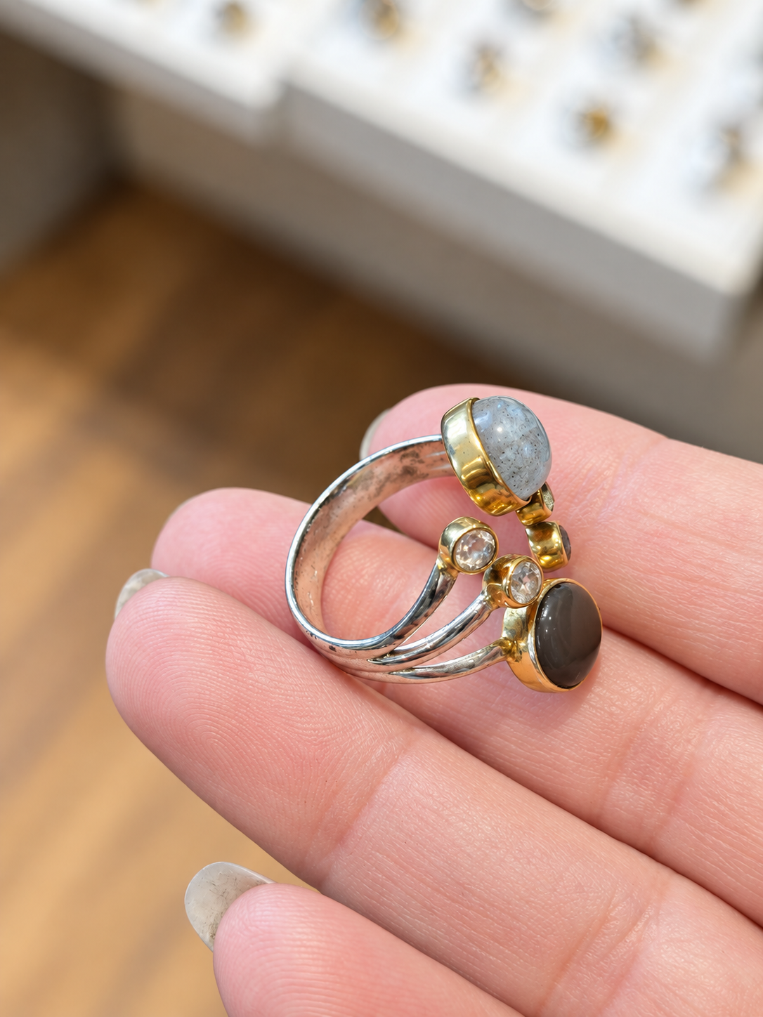 Bague ouverte en argent, plaqué or et pierres fines