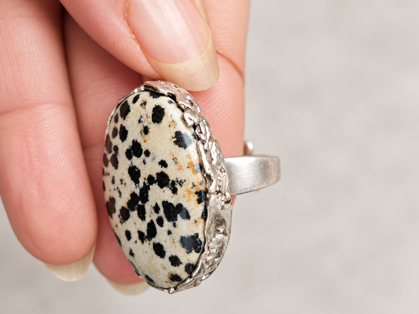 Bague réglable en métal argenté et jaspe dalmatien