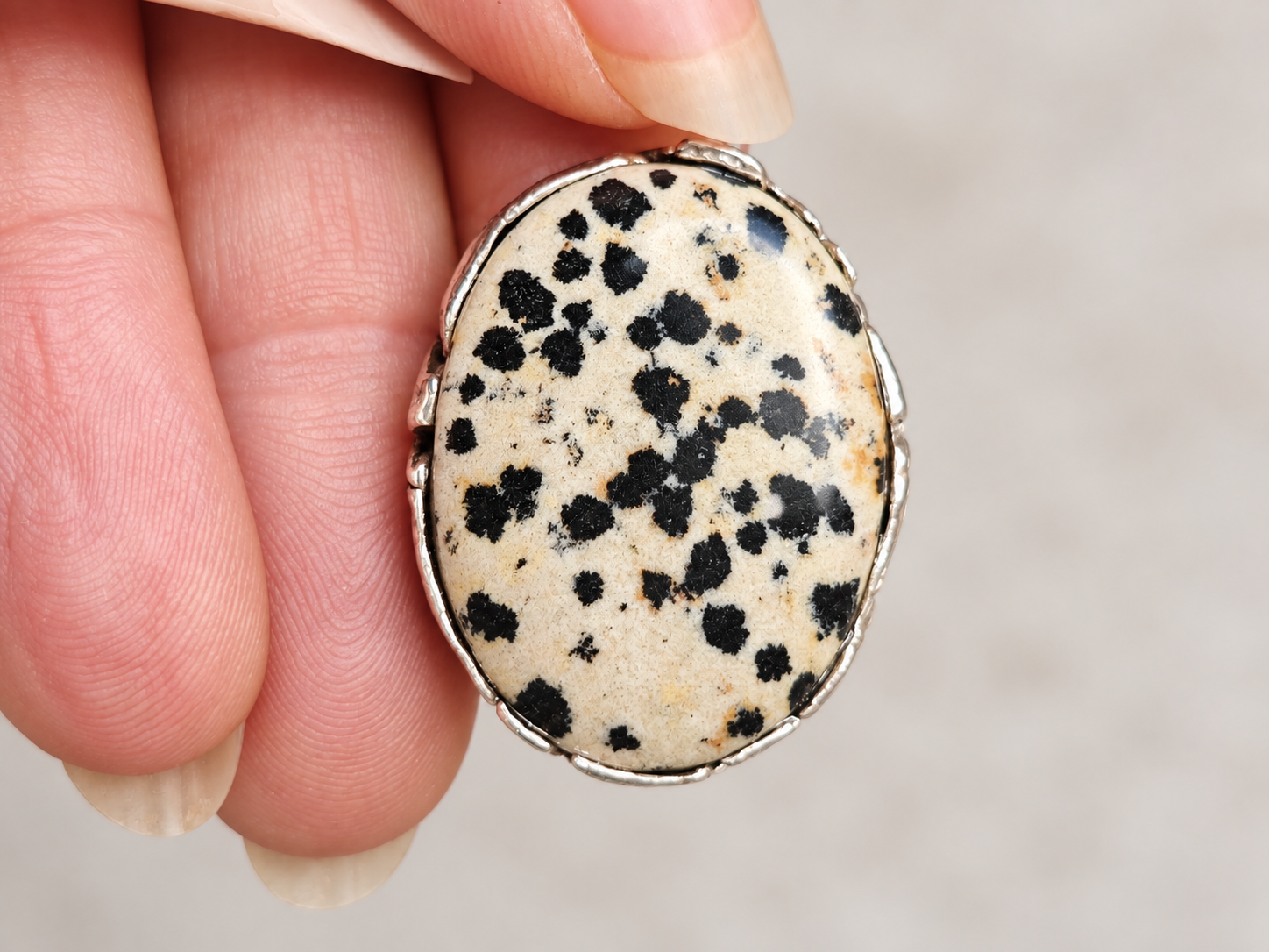 Bague réglable en métal argenté et jaspe dalmatien