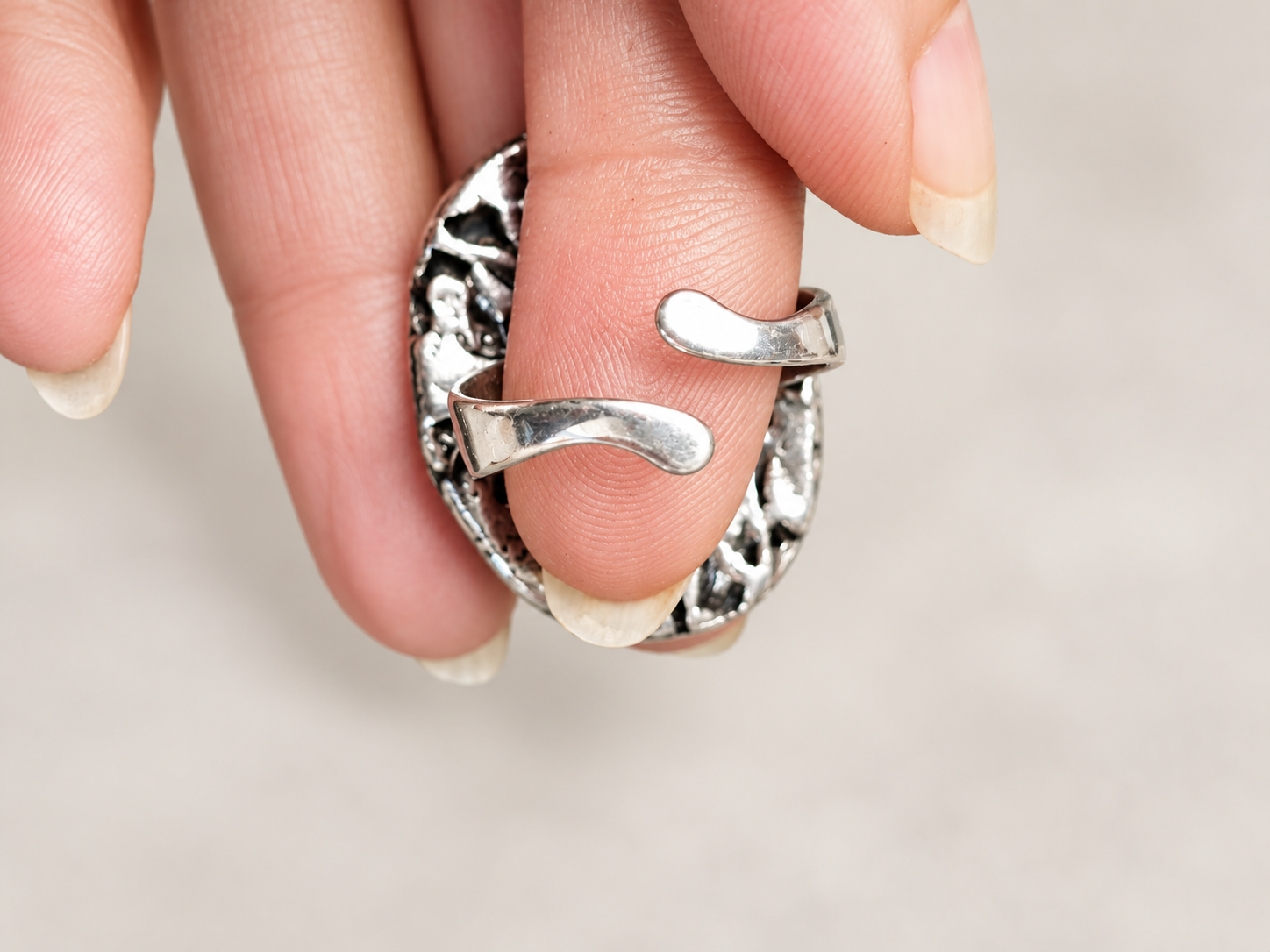 Bague réglable en métal argenté et jaspe dalmatien