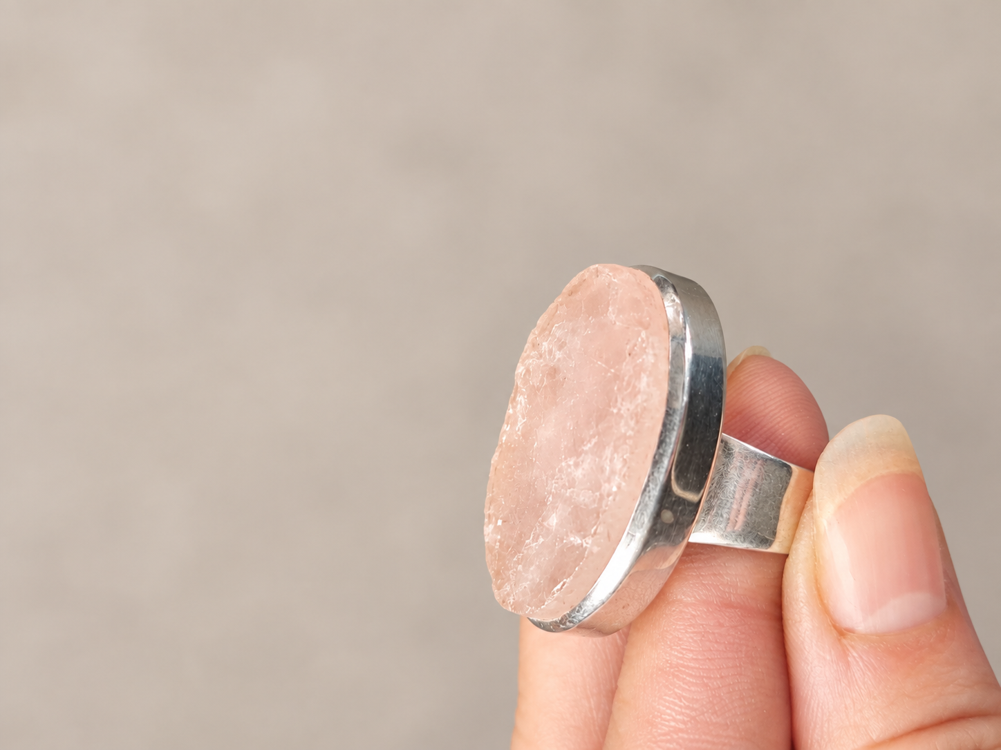 Bague en argent et quartz rose brut – Taille 57
