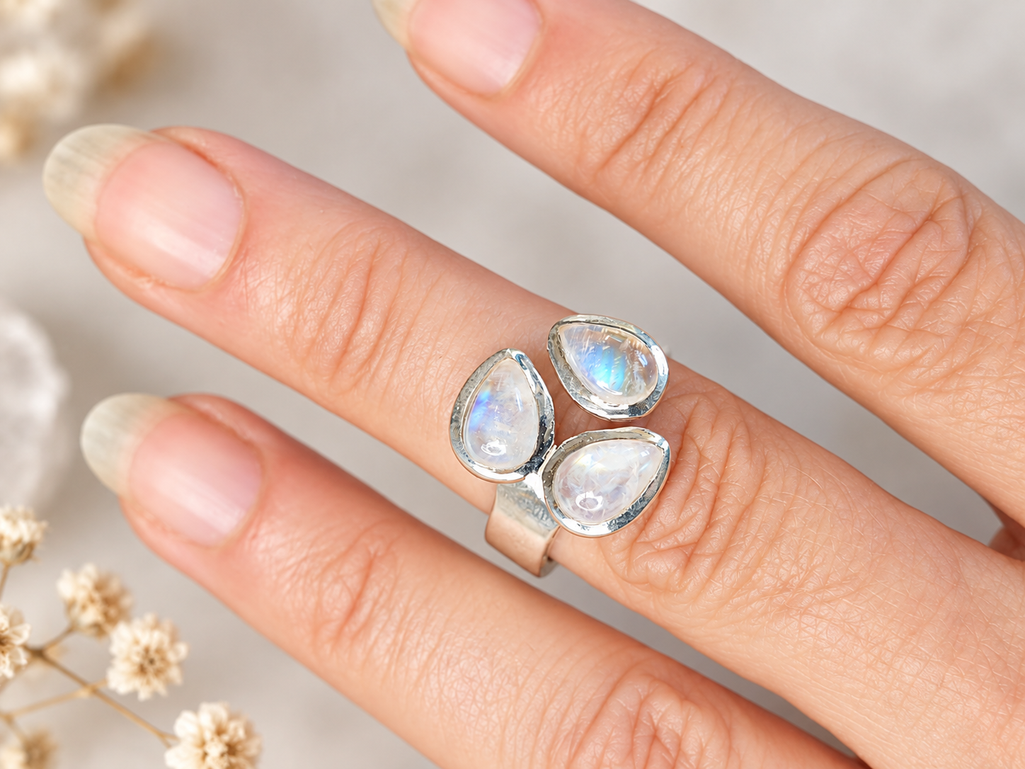 Bague réglable en argent et labradorite blanche – Taille actuelle 55