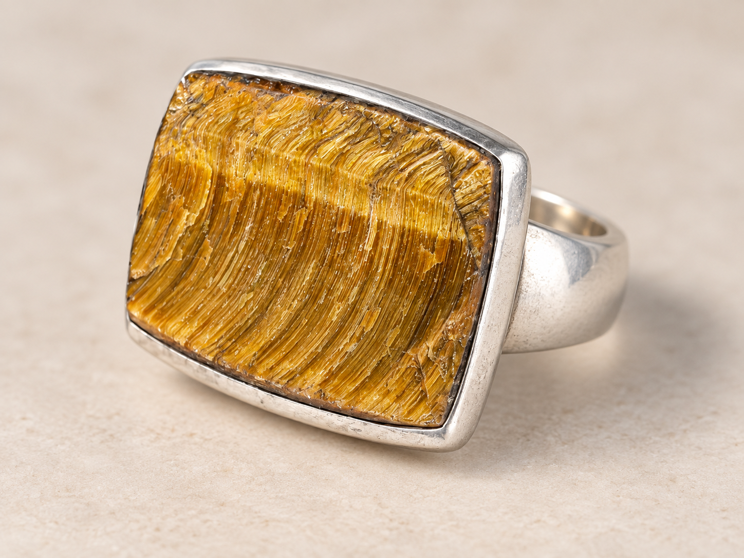 Bague en argent et œil de tigre brut – Taille 57
