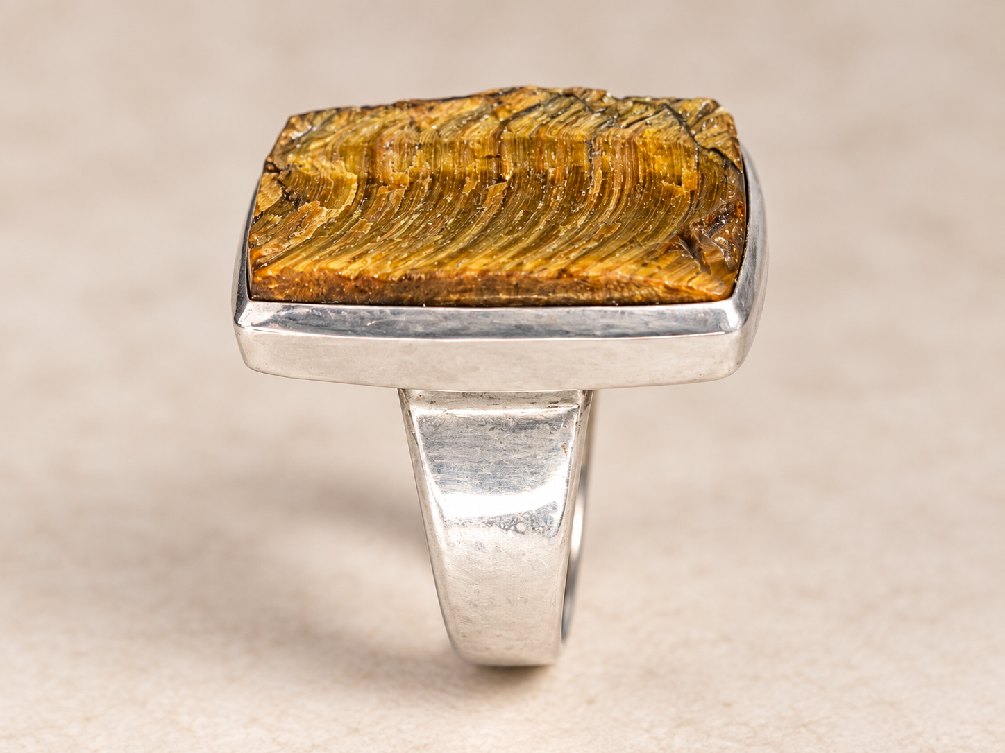 Bague en argent et œil de tigre brut – Taille 57