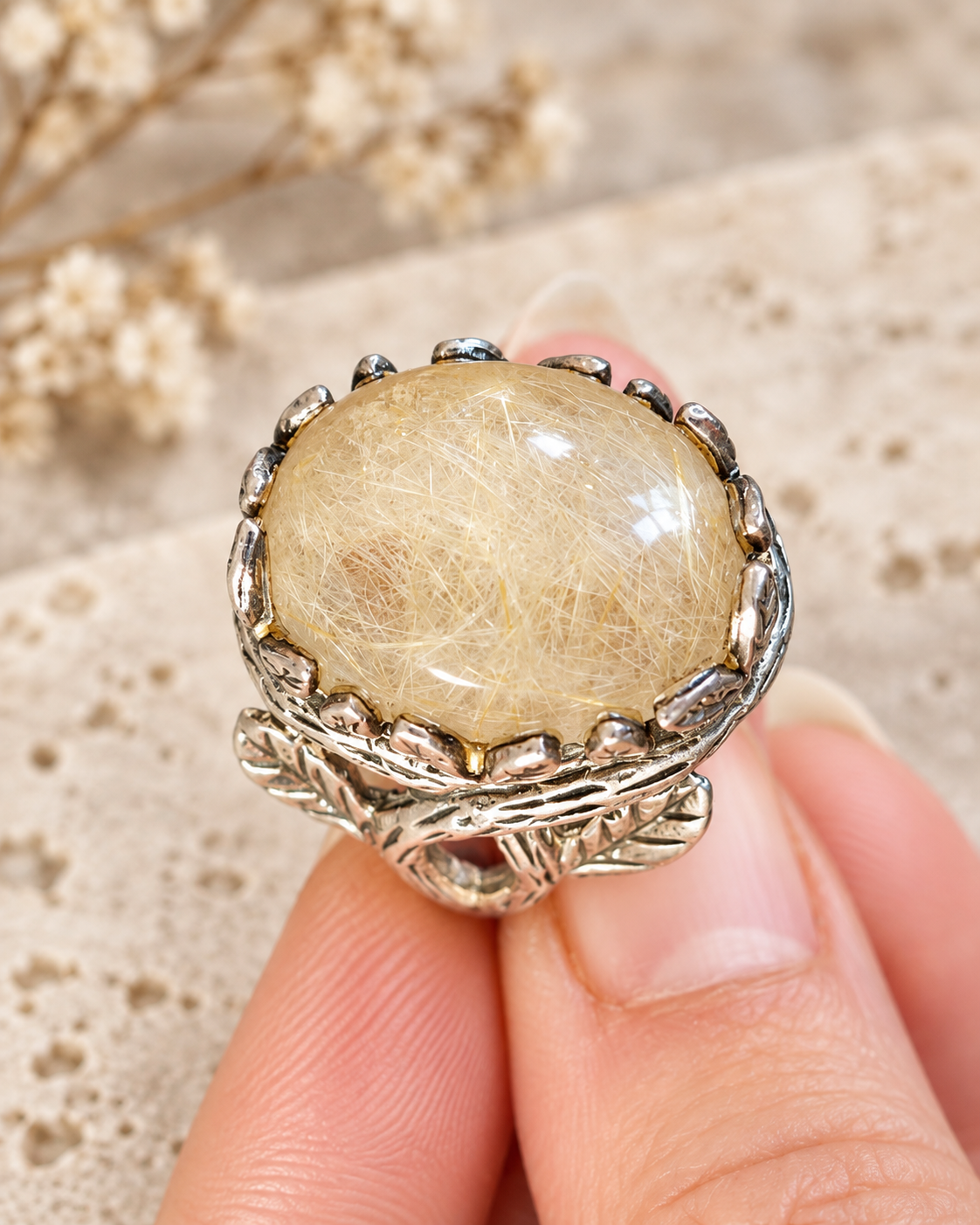 Splendide bague en argent ornée d’un généreux cabochon de quartz rutile
