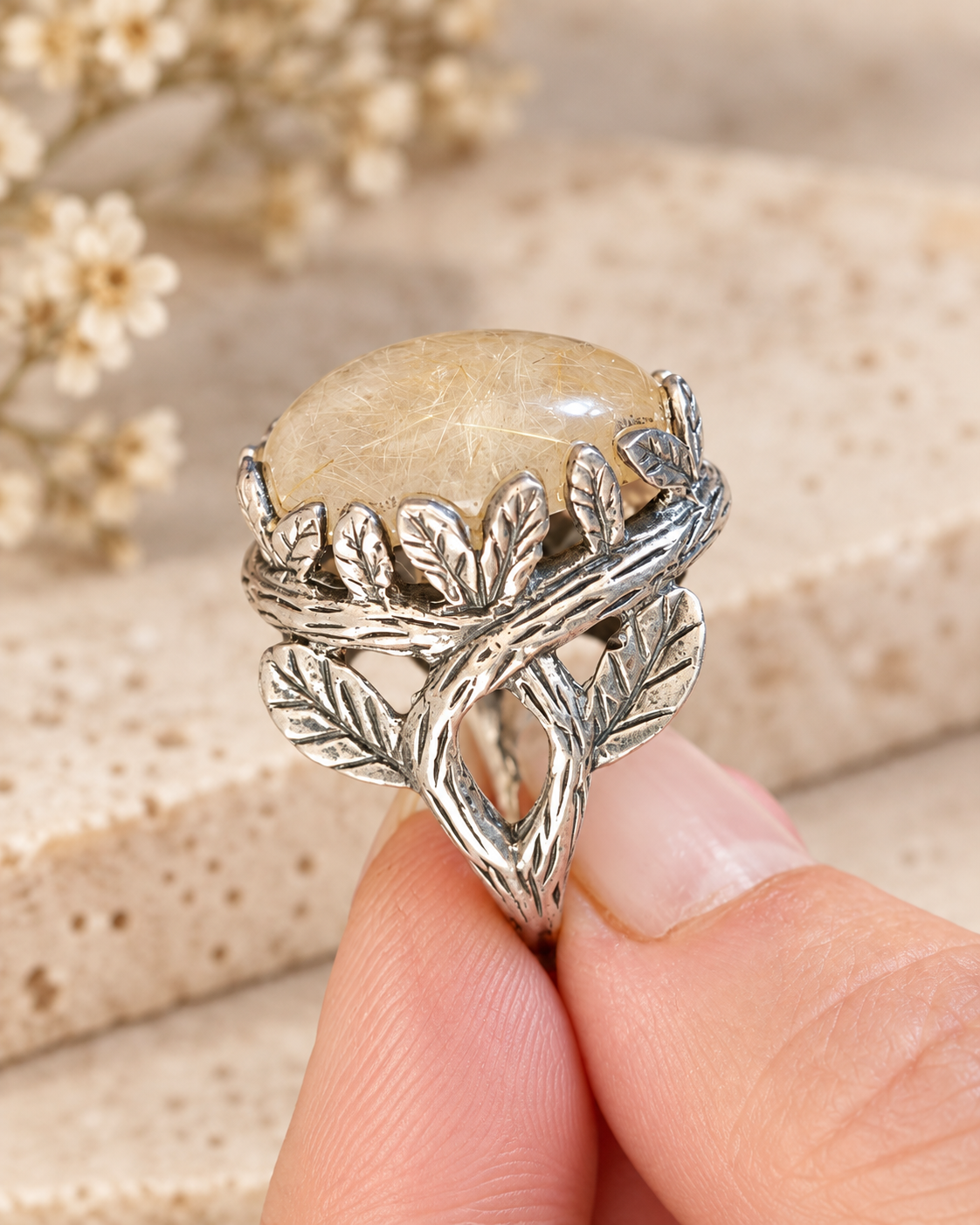 Splendide bague en argent ornée d’un généreux cabochon de quartz rutile