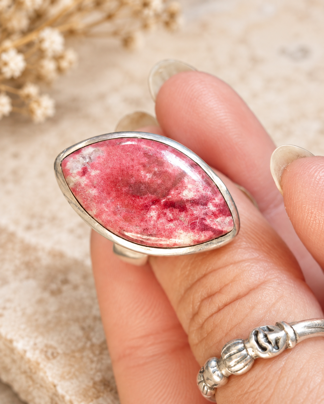 Bague en argent sertie d’une belle thulite  53
