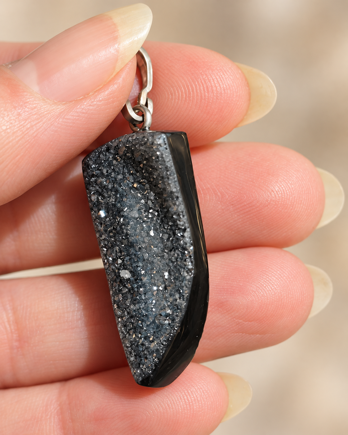 Pendentif en Agate noire - Onyx cristallisée (Onyx) – Bélière