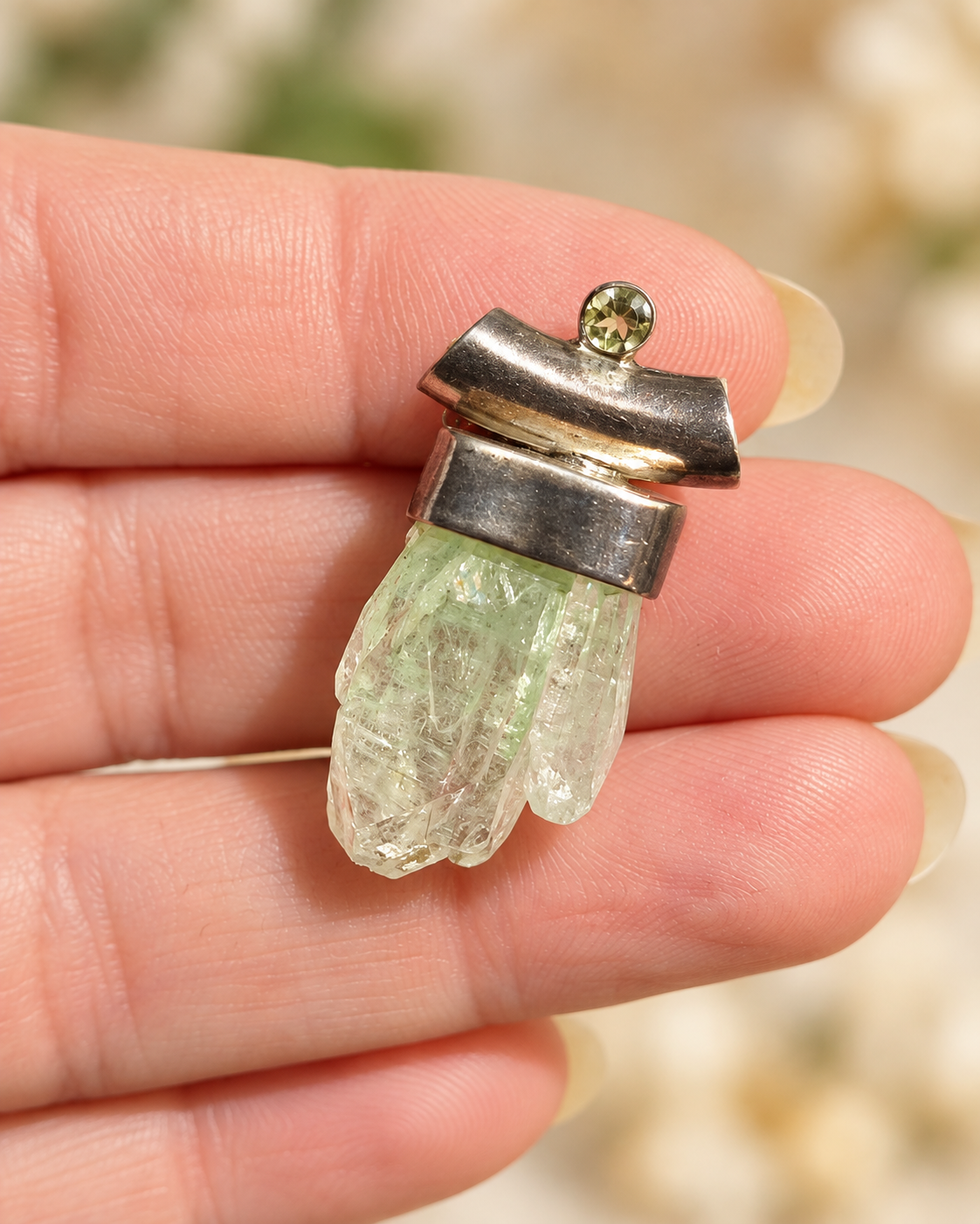 Pendentif en Apophyllite naturelle et Péridot – Pièce unique