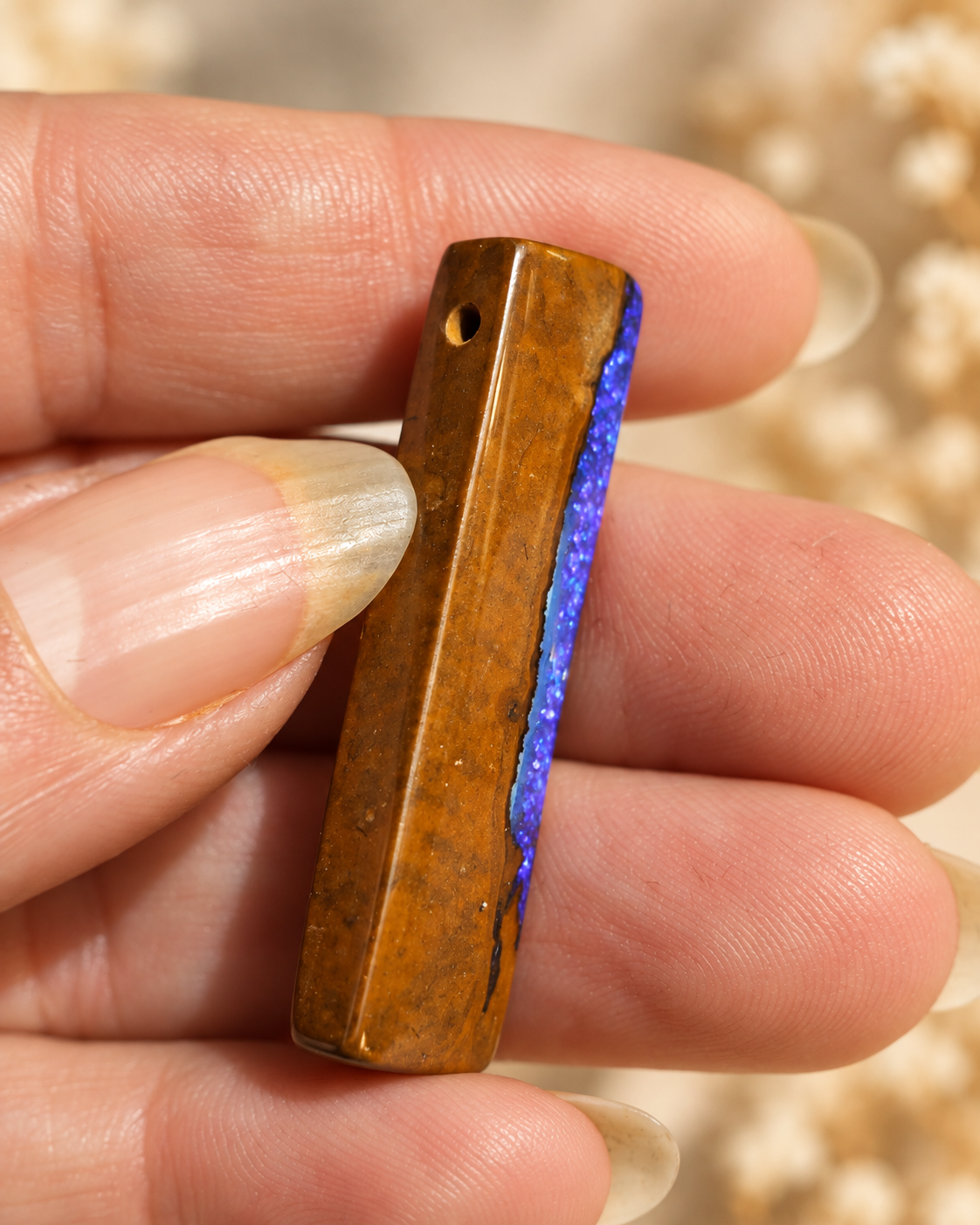 Pendentif en Opale Boulder naturelle – Bleu électrique – Pièce unique