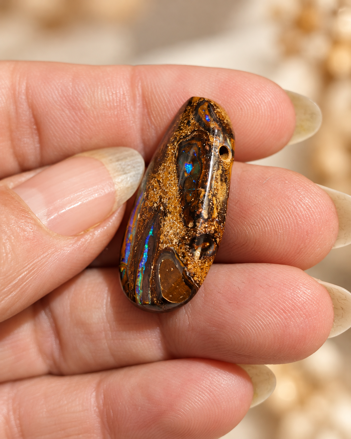 Pendentif en Opale Boulder naturelle – Reflets bleus et verts – Pièce unique